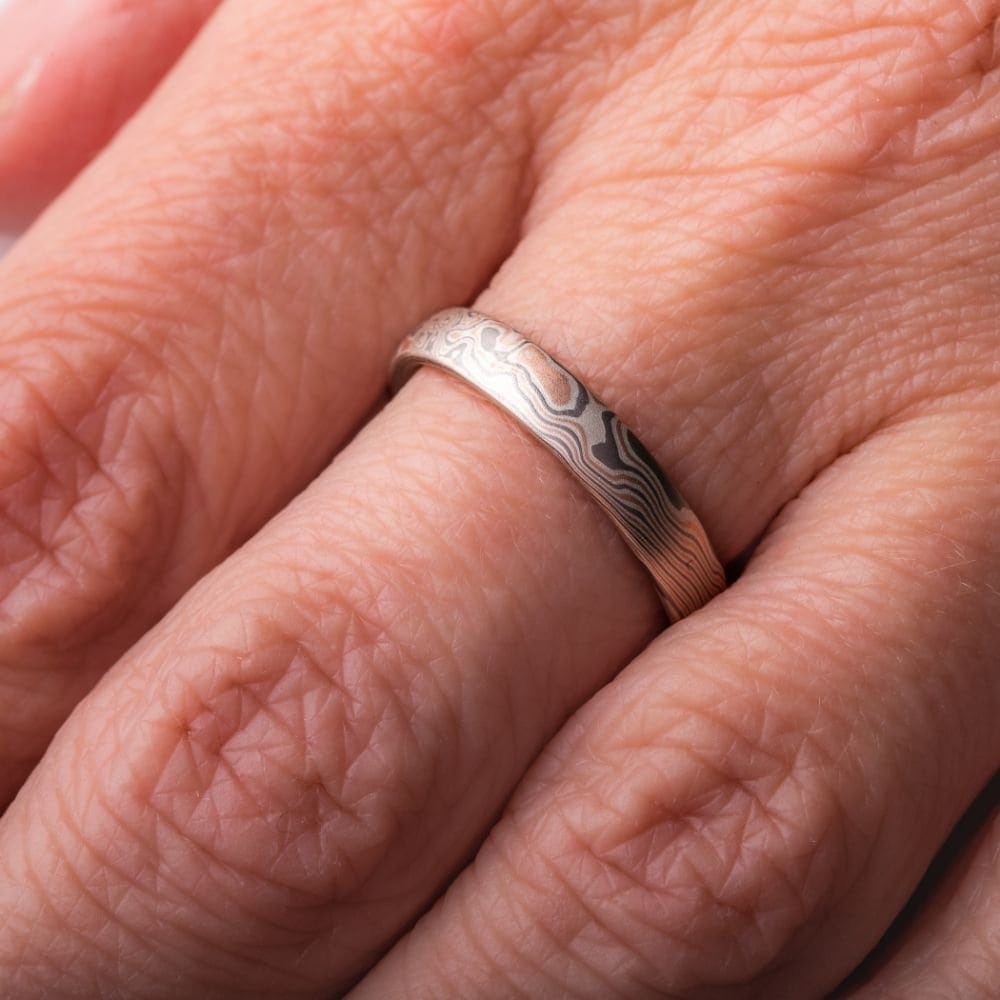 light colored narrow band patterned in twist mokume pattern