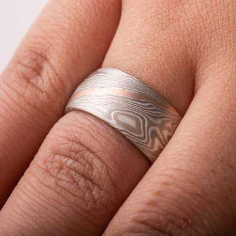 Elegant Red Gold Stratum Mokume Ring - Image 5