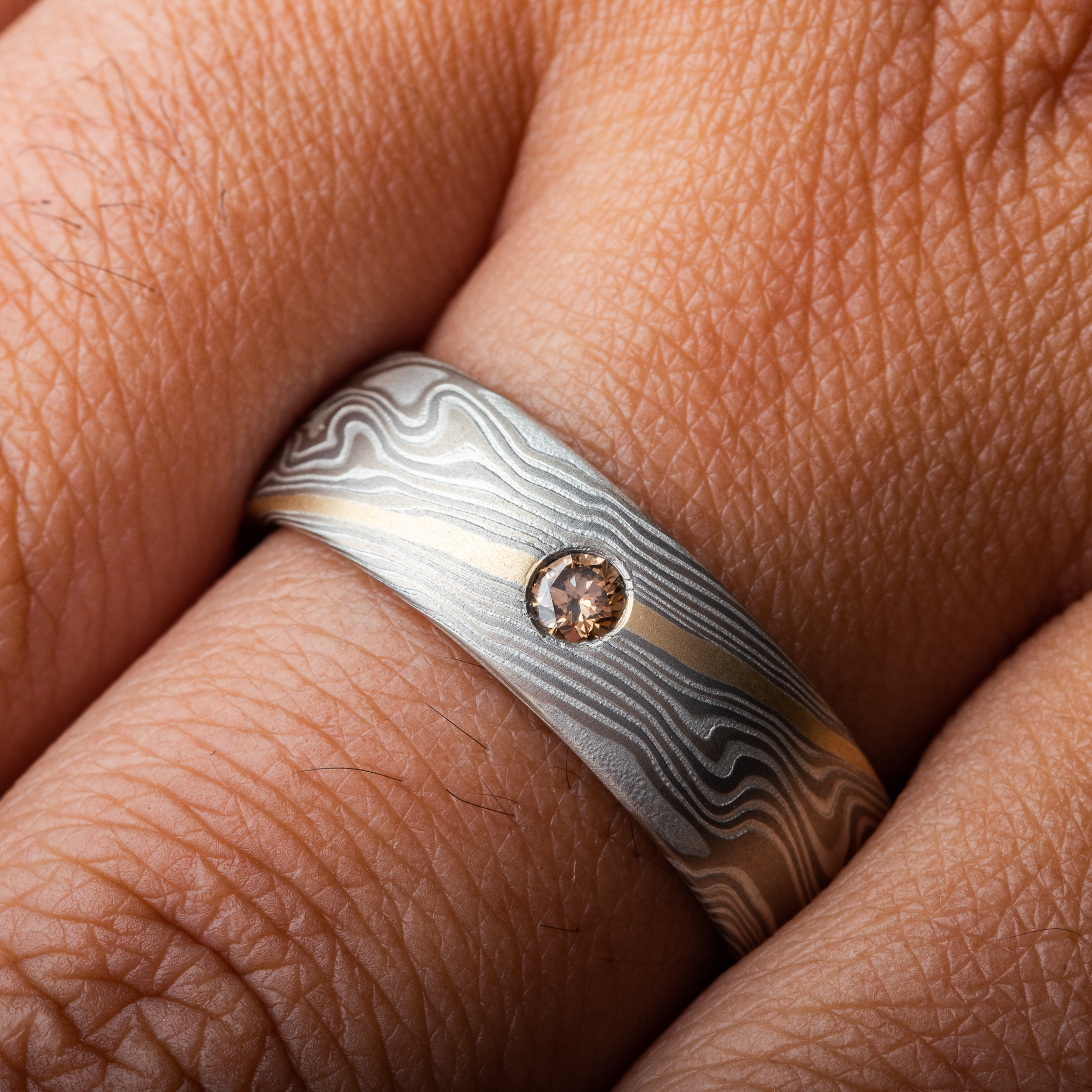 Vintage Elegance Mokume Gane Wedding Band with Diamond - Image 5