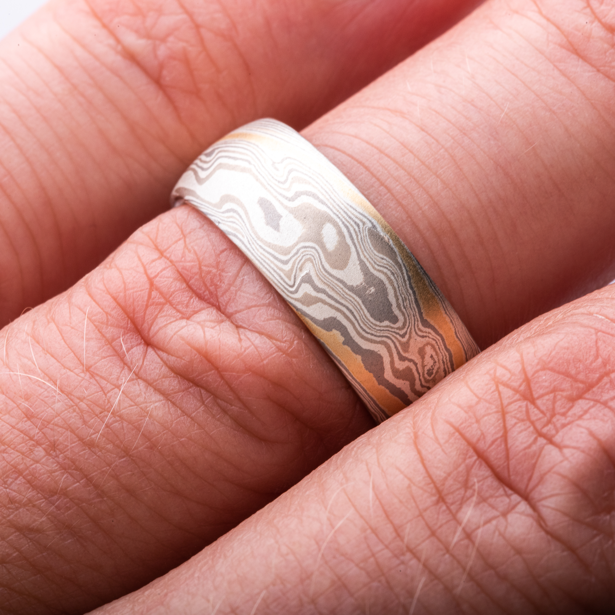 Elegant 18kt Gold Mokume Twist Wedding Ring - Image 5