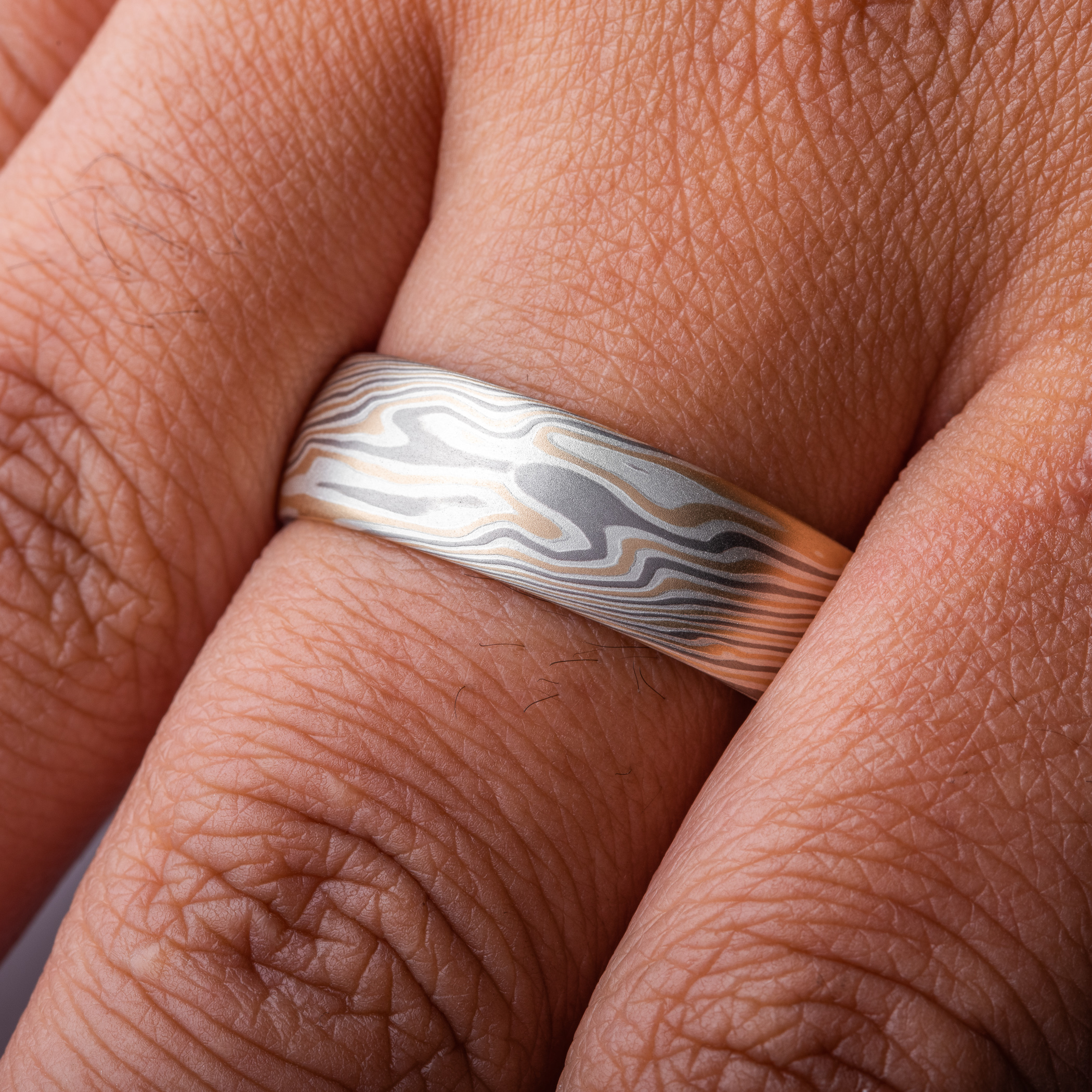 Elegant Twist Pattern Mokume Ring - Image 5