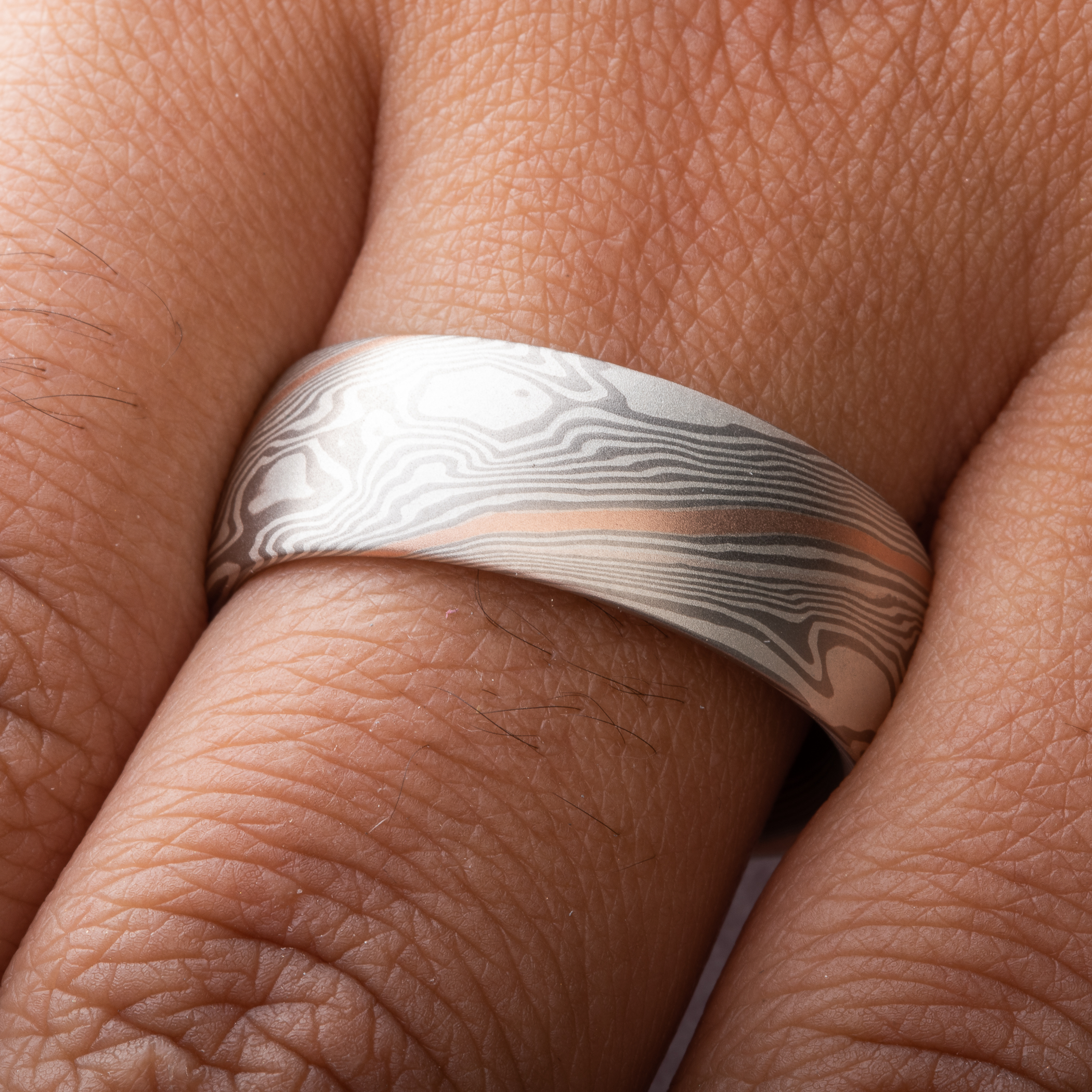Breezy Mokume Wedding Band with 18k Red Gold Stratum - Image 5