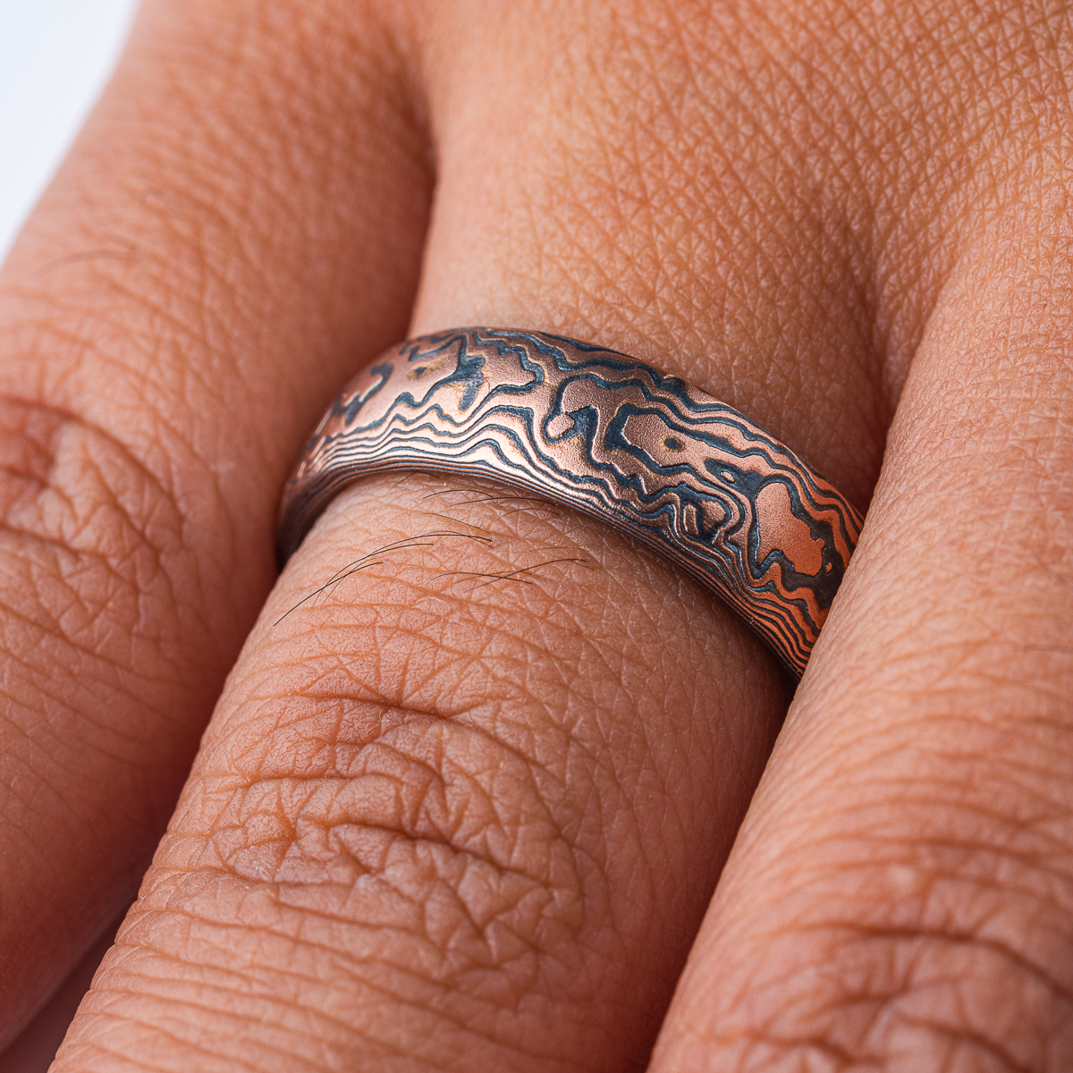 Dark Red Gold Mokume Gane Curly Woodgrain Band - Image 4